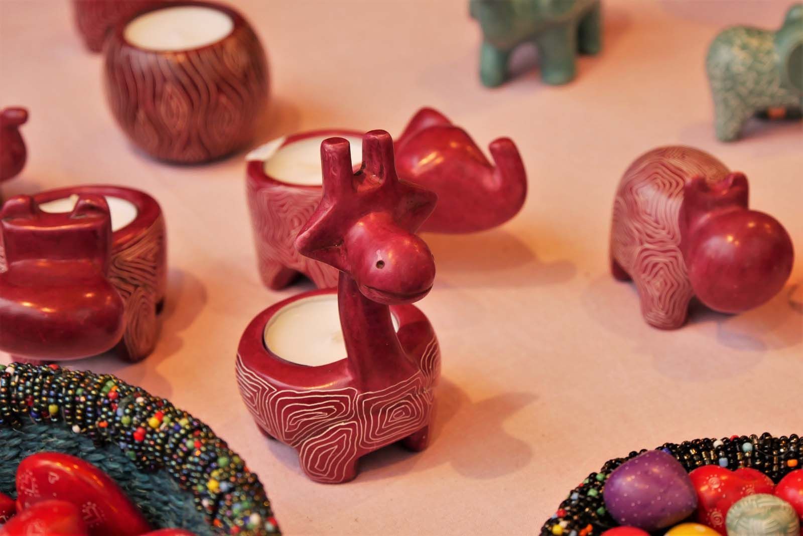 Afrikiko ist ein Fairtrade-Label aus Berlin, das Dekoratives aus Speckstein für Haus, Hof und Garten designt, entwickelt und vertreibt. Hergestellt wird es in Kenya.