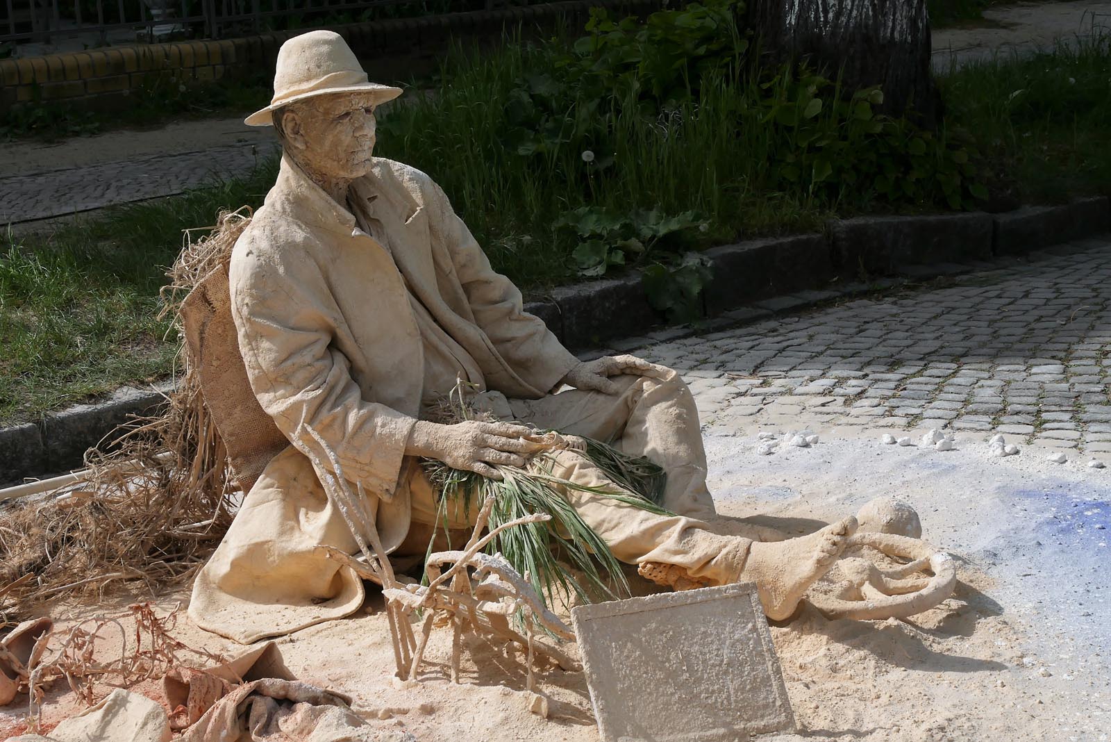 Aktionskünstler Norbert Jaschke bei Sandbild-Performance in Berlin-Charlottenburg