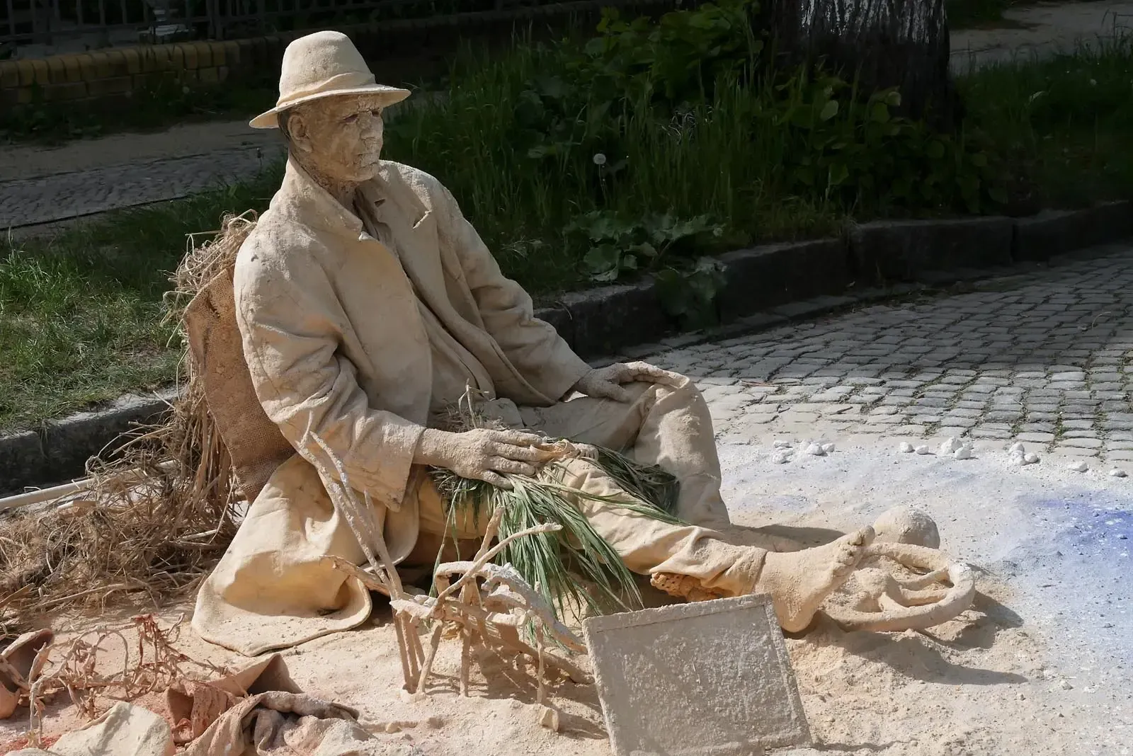 Aktionskünstler Norbert Jaschke als stille Lehmfigur bei KUNST trifft WEIN in Lichtenrade – Performance mit Lehm und Live‑Malerei