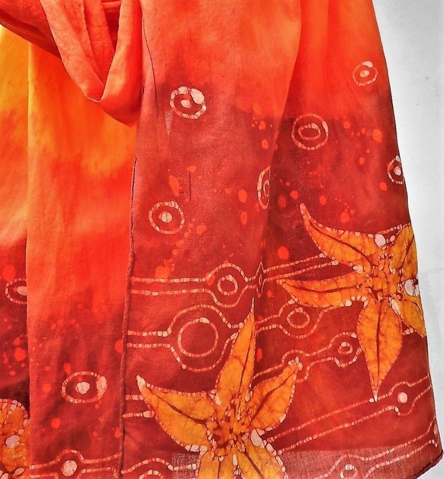 Antje Witzels gebatikter Seidenschal in rot