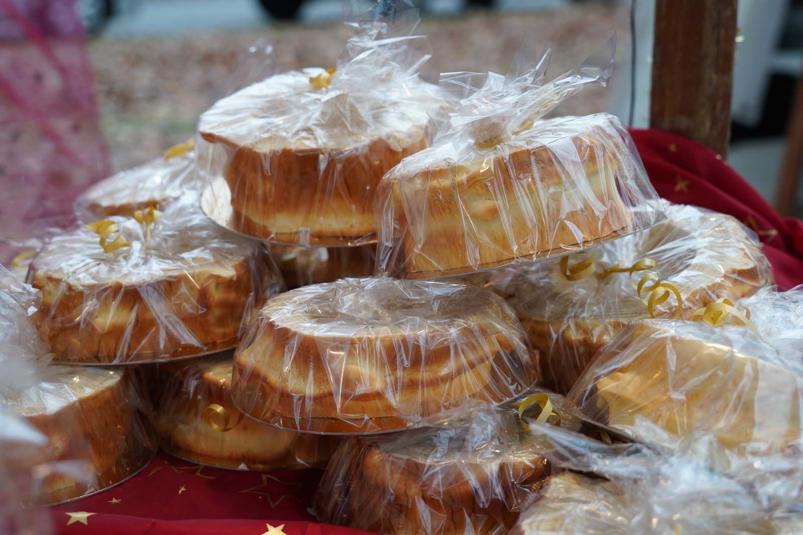 Baumkuchen bei Weihnachten in Westend Leckeren Baumkuchen gibt es bei Weihnachten in Westend auch. Hübsch verpackt liegt er zum Abverkauf bereit.
