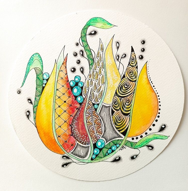 Eine von Beatrix Müller gezeichneten Grußkarten im Format von Zentangle. Sie ist kreisförmig und zeigt wundersame Blüten in Gelb und Blassgelb, Türkis und Grün.  Angedeutet sind Schatten und Tautropfen.