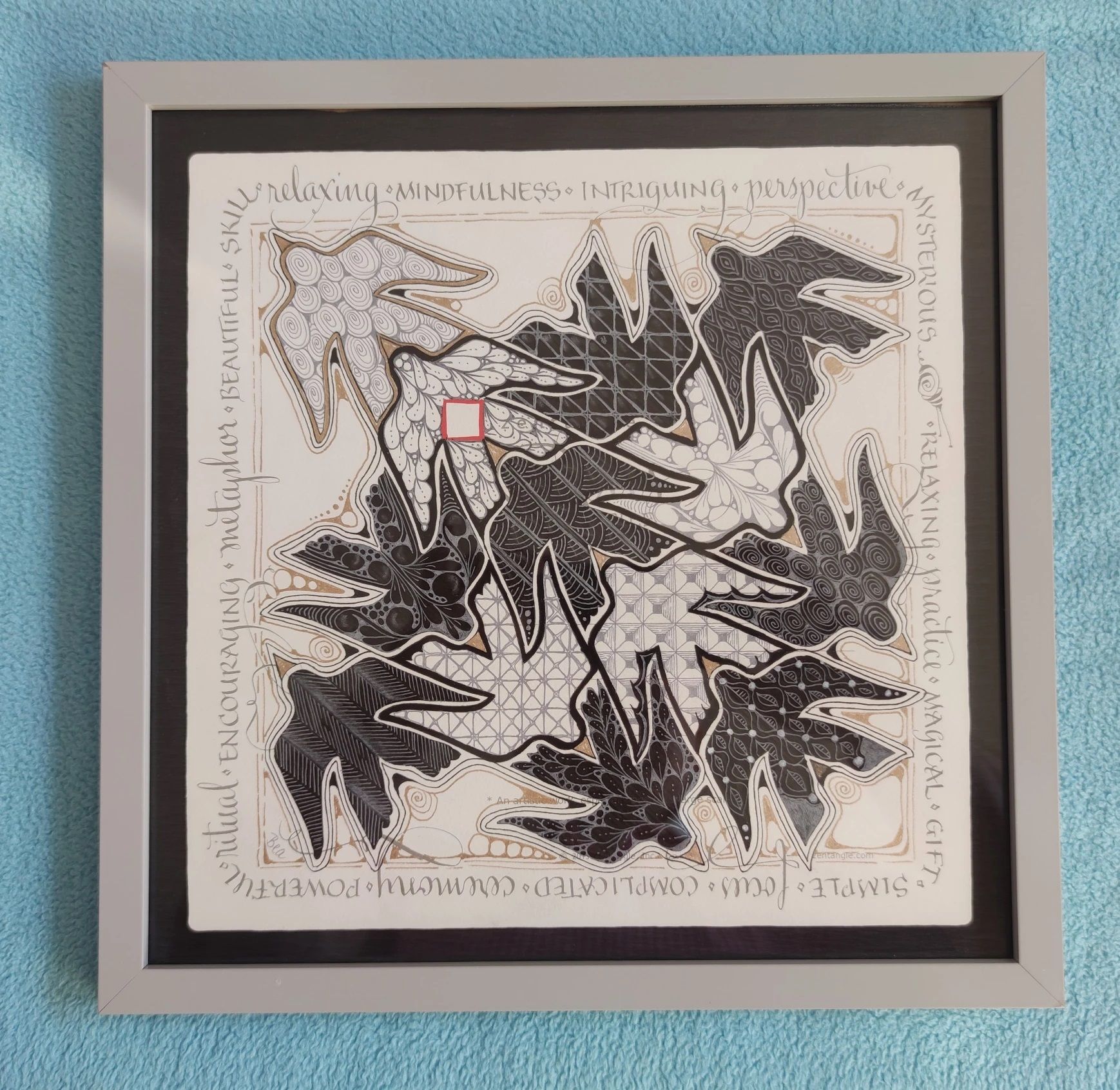 Eine von Beatrix Müller gezeichneten quadratischen Grußkarten im Format von Zentangle. Es sind Schwalben. Die oberste ist weiß, die anderen sind schwarz.