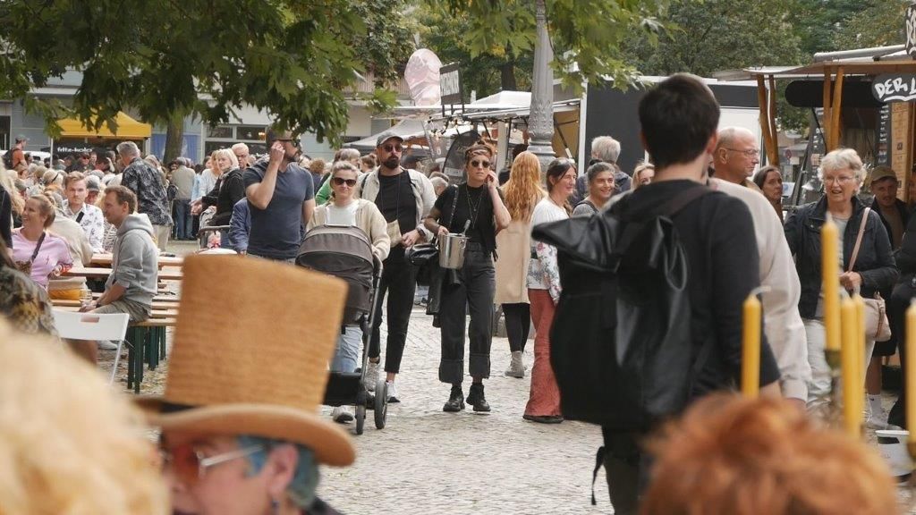 Buntes Treiben bei Kunst, Handwerk und Design zum Erntedank am Karl-August-Platz in Berlin-Charlottenburg rund um die Trinitatiskirche