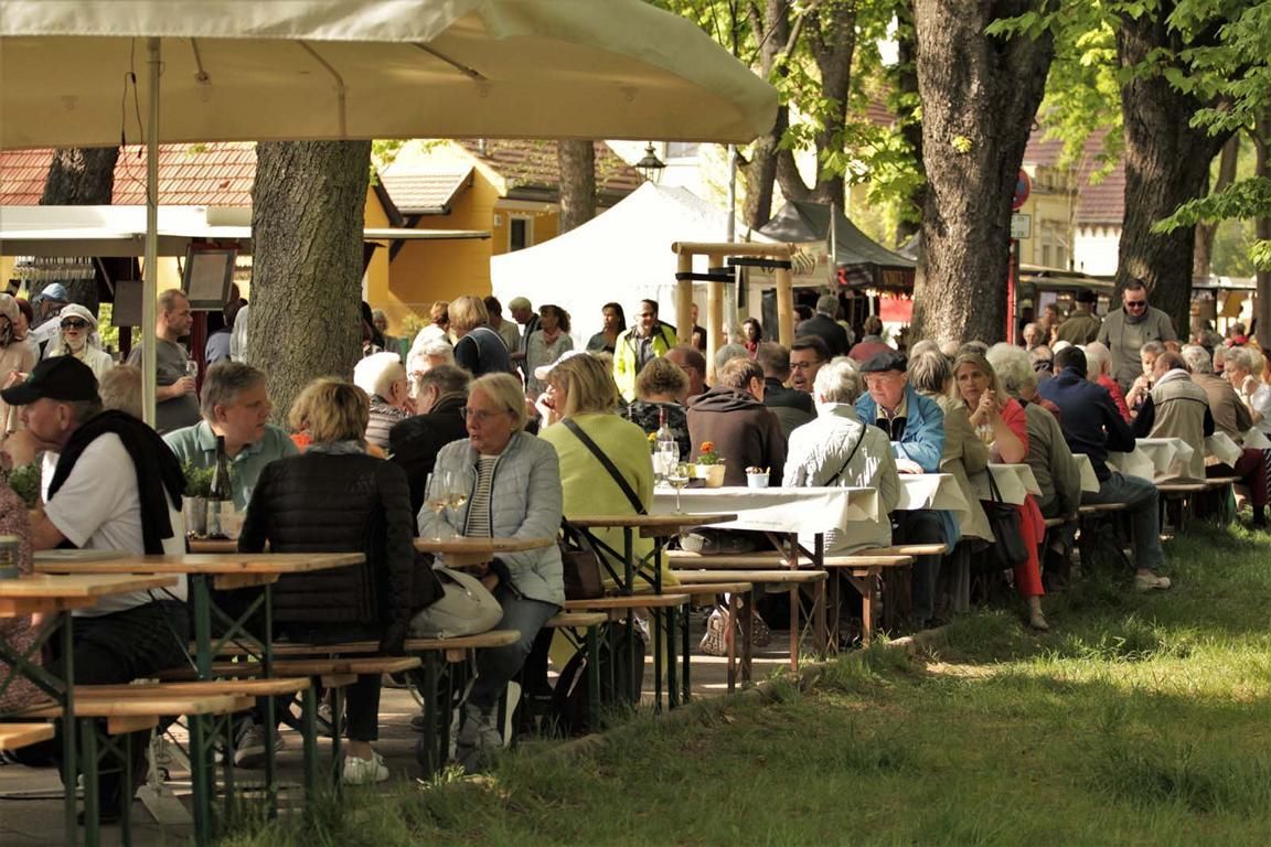 Blick vom Dorfteich auf die Festmeile beim Weinfest Lichtenrade