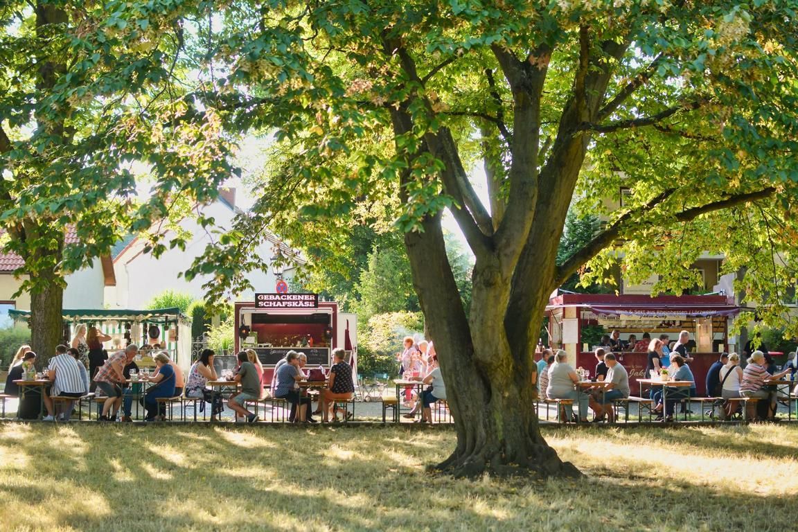 Blick von weitem auf die Weinstände mit den Besuchern beim Weinfest Lichtenrade