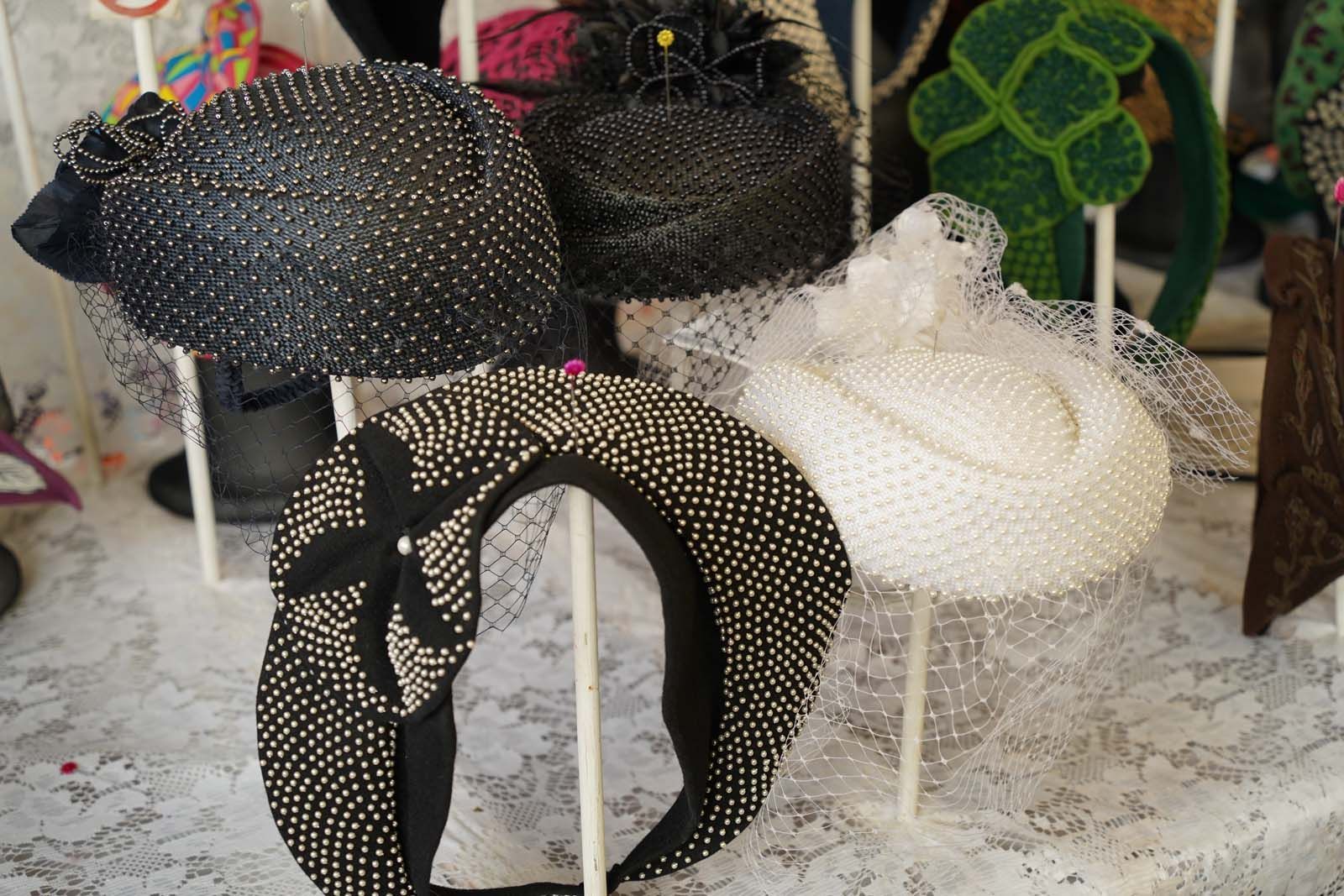 Hatartist Gianni Klein von C&G Carlos und Gianni Klein sind Hutkünstler. Sie fertigen wunderschöne Kopfbedeckungen verspielter wie auch klassischer Art in Berlin.