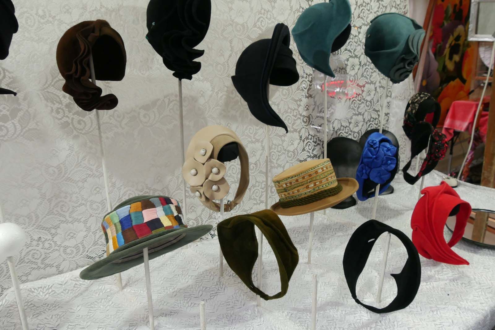 Gianni und Carlos Klein sind Hat-Artisten der besonderen Art. Ihre klassischen wie verspielten Kopfbedeckungen stellen sie u. a. beim kunsthandwerklichen Ostermarkt aus. Hier ein Bild von ihrem Stand.