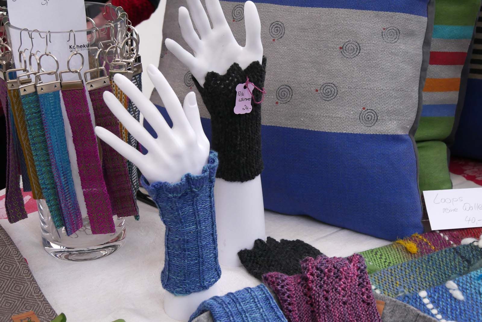 Handstulpen, Kissenbezüge, Läufer, Tischsets, Schals und Stolen von Handgewebtes von Christine Ostendorf