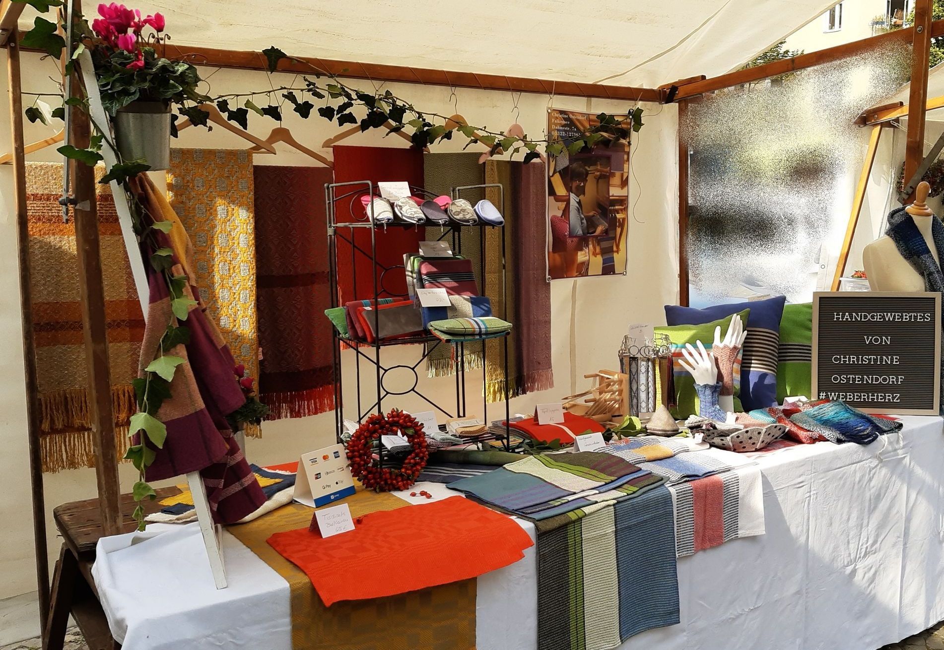 Handgewebtes von Christine Ostendorf Christine Ostendorf hat die Weberin in sich entdeckt. Spielend fertigt sie Handgewebtes als Tischwäsche, Ausstattung für die Küche und als Accessoires, das über den Herbst und Winter wärmt.