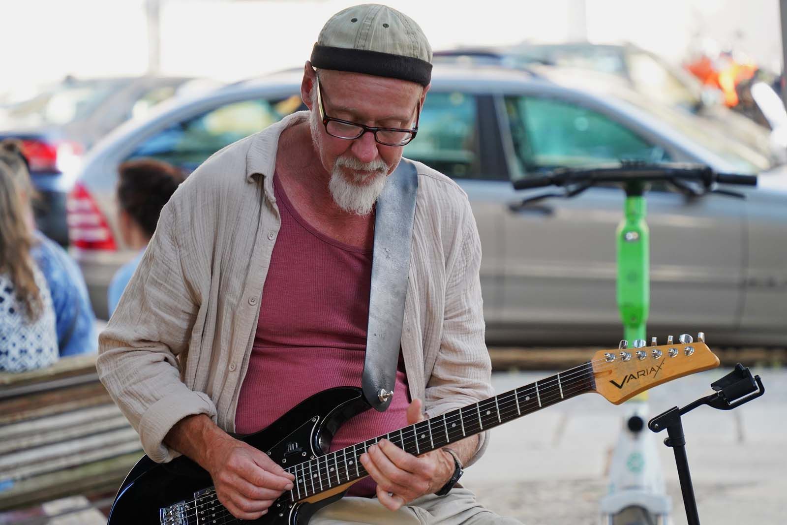 Confessin' the Blues Beim Sommerfest in Charlottenburgs Leonhardtstraße: Confessin' the Blues mit Gitarre, Mundharmonika und Piano