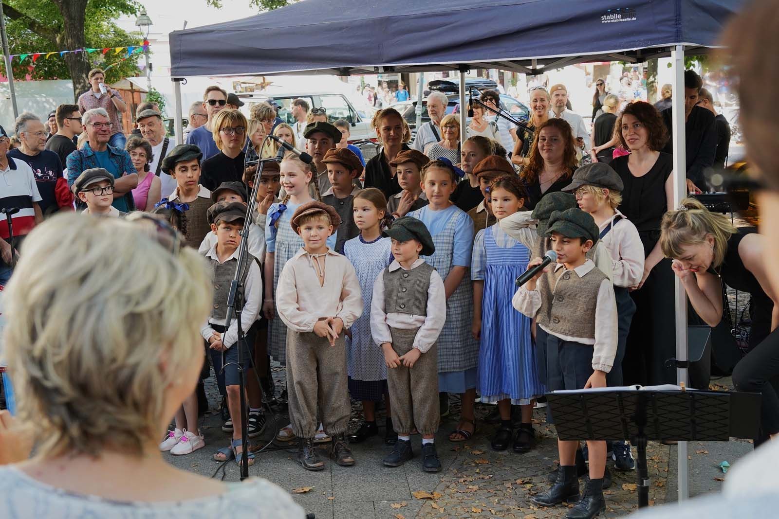 Die Kinder präsentieren seit über 30 Jahren die heitere Seite des Kindseins: spritzig, witzig, voller Lebensfreude, kindlich eben. Sie singen lauthals und genau so, wie man es damals selbst tat, mitreißend und hinreißend. Lese-Rechtschreibschwäche wird über die Musik so gut wie ausgeglichen.