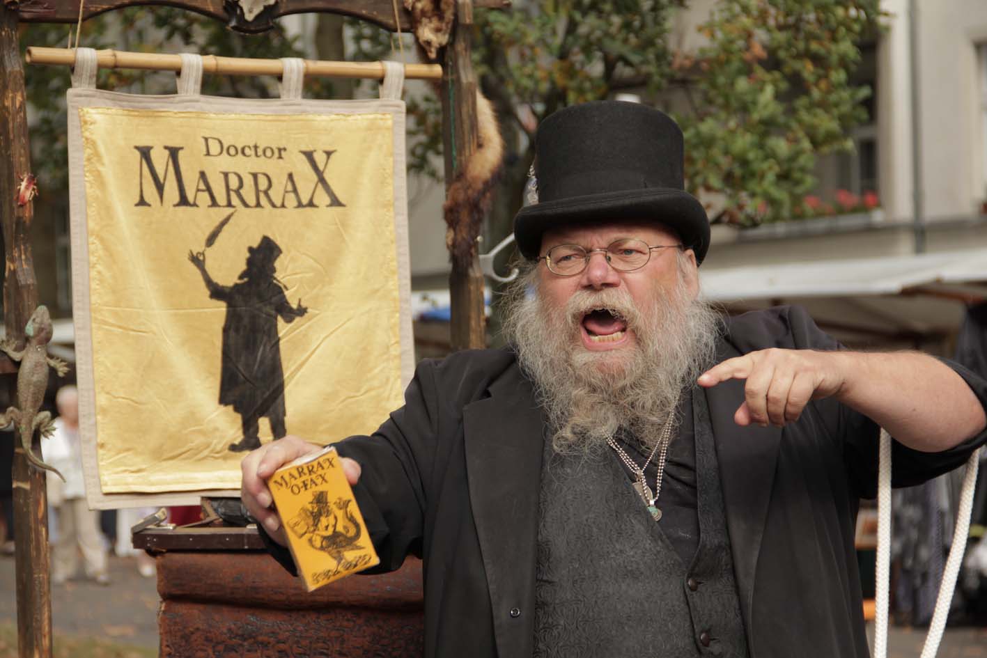 Doctor Marrax als Gaukler auf dem Herbstmarkt in der Preußenallee