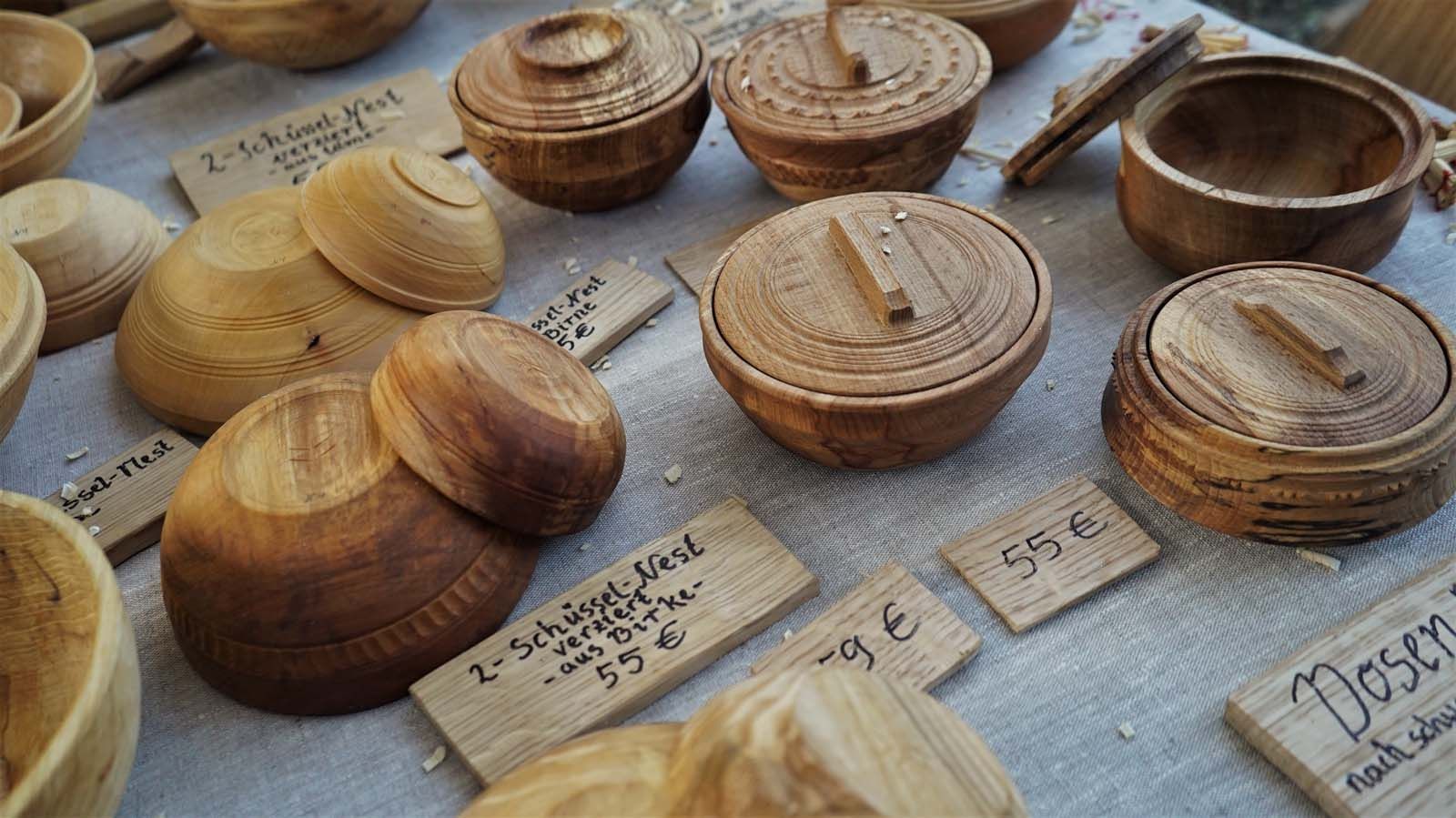 Drechselwerke Peter Vice An der fußbetriebenen Wippdrehbank gedrechselte Werke von Pirmin und Jero Lehr