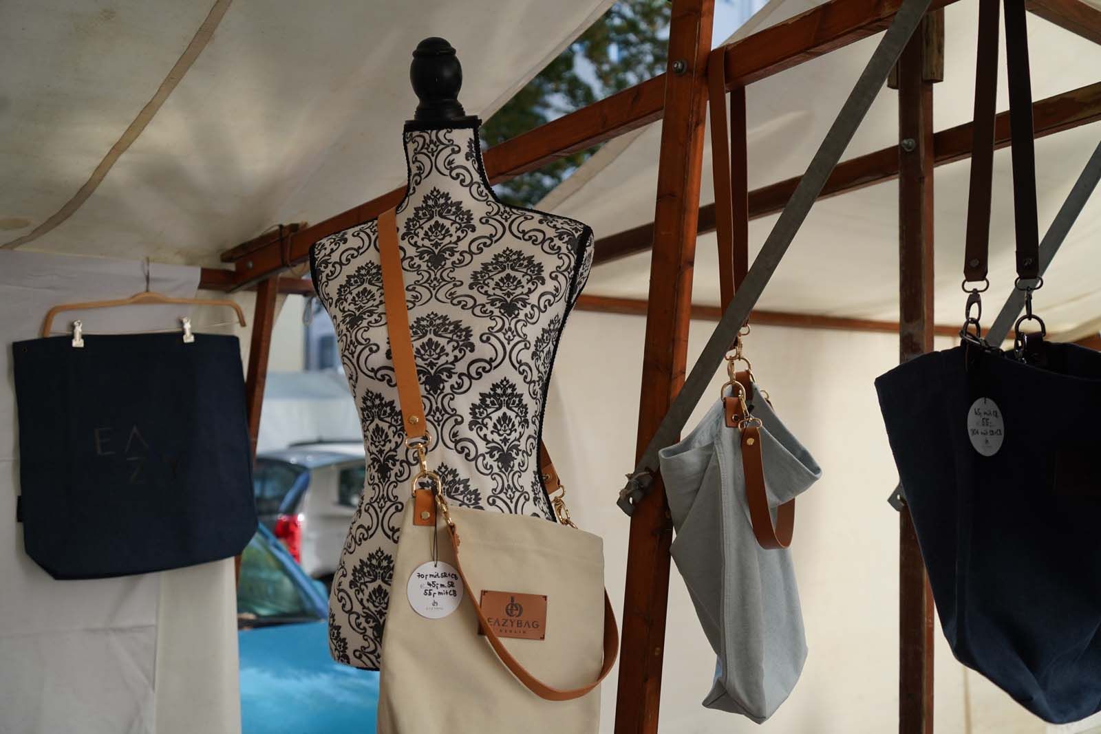 Anja Storck: Taschen und Shopper, ob Stoff, Leder oder Hardware, alles wird hier in Handarbeit miteinander verbunden. Der robuste, waschbare Canvasstoff und das abnehmbare Premiumleder aus Italien und Deutschland machen die Pflege der Tasche und die Langlebigkeit auf einfache Weise möglich.