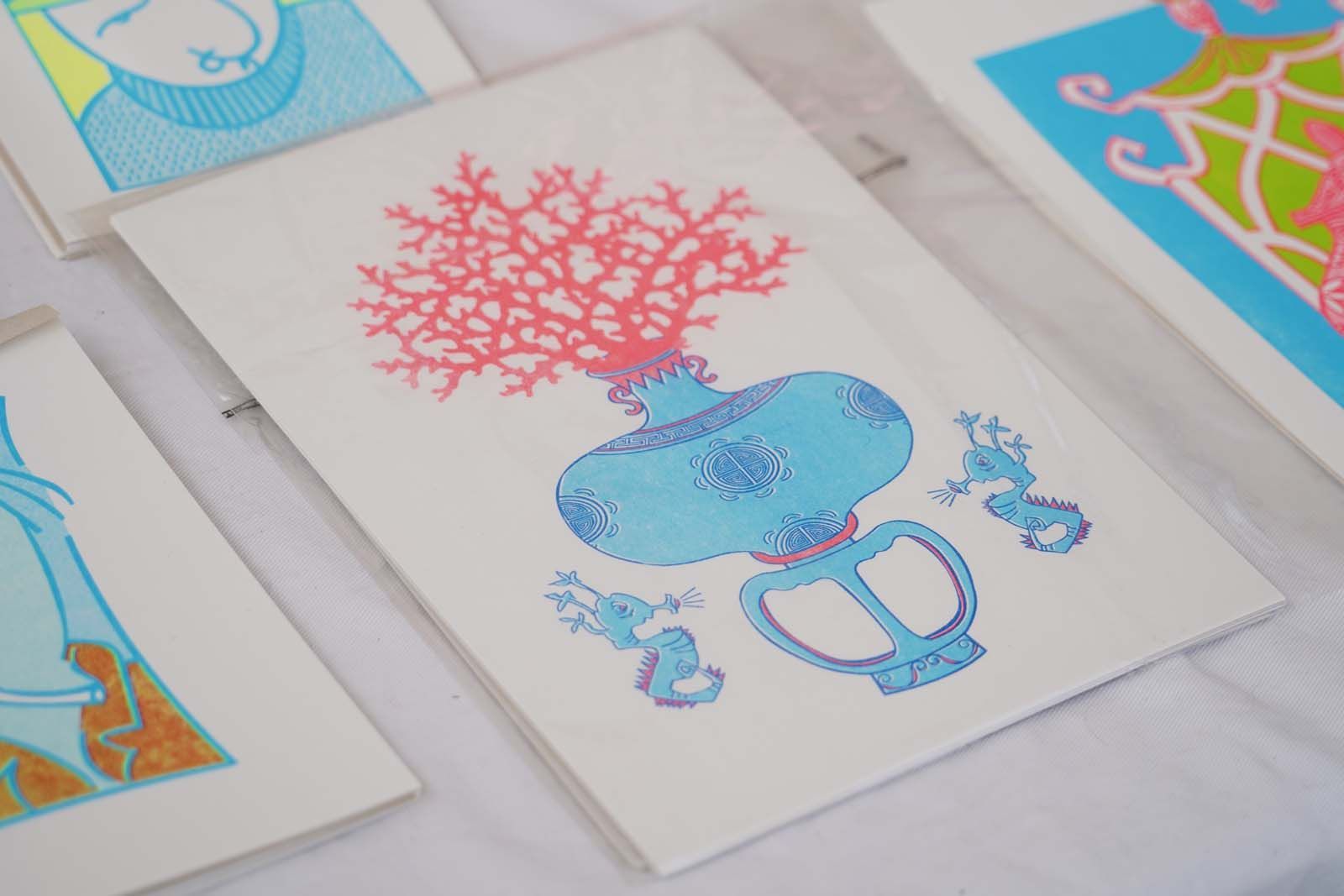 einechtervogel ist beeinflusst von der Chinoiserie. Laut Wikipedia kommt die Bezeichnung aus der europäischen Kunst, die sich an chinesischen oder auch anderen ostasiatischen Vorbildern orientiert. Auf dem Bild scheint sich ein glutrotes Geäst aus einer hellblauen Vase aufzutürmen.