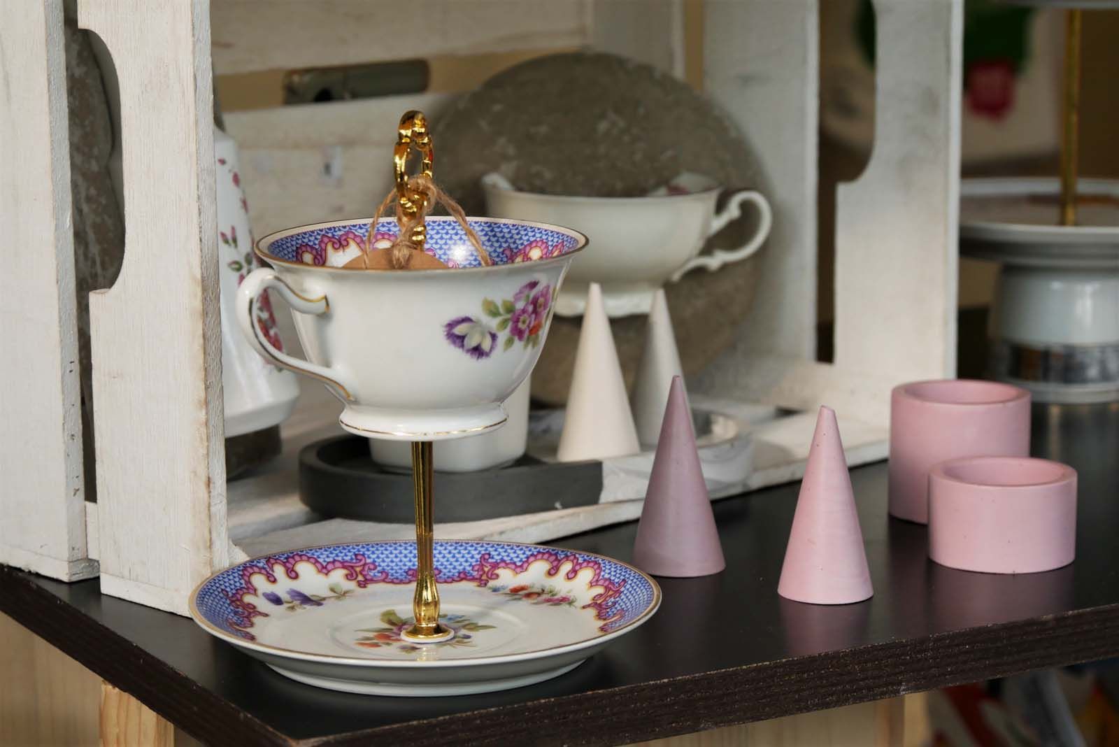 Alte Geschirrteile werden zu Etageren zusammengefügt.