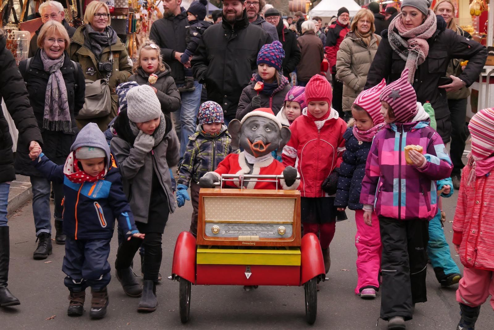Jochen, der Weihnachtselefant, stammt aus Weimar und kommt Berlin zweimal im Jahr besuchen: auf dem Ludwig-Beck-Platz in Steglitz-Zahlendorf und in der Charlottenburger Preußenallee.