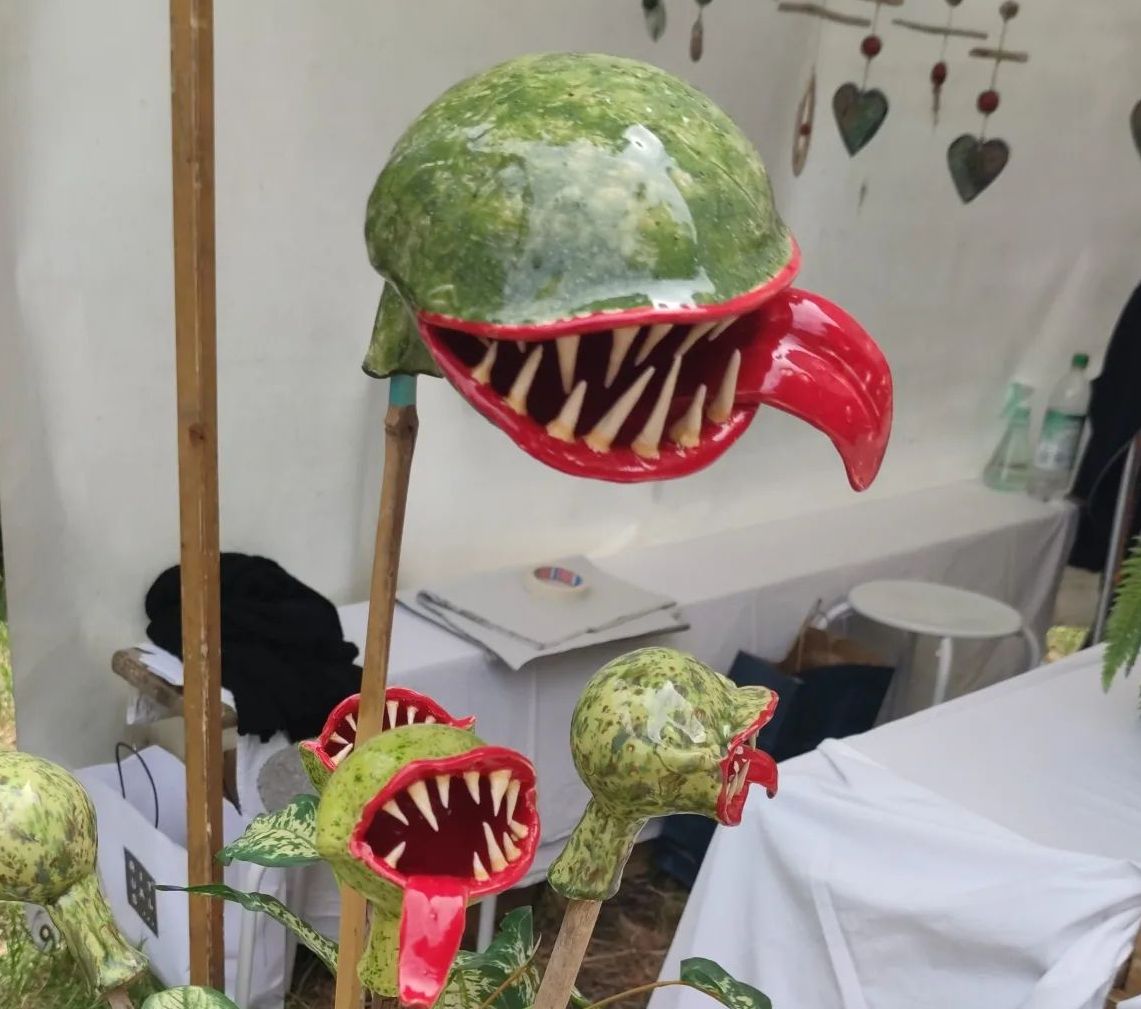 Auch fleischfressende Pflanzen gibt es in Martinas Keramiksortiment. Sie lechzen gerade nach Futter. Ihre spitzen keramischen Zähne sehen gefährlich aus!