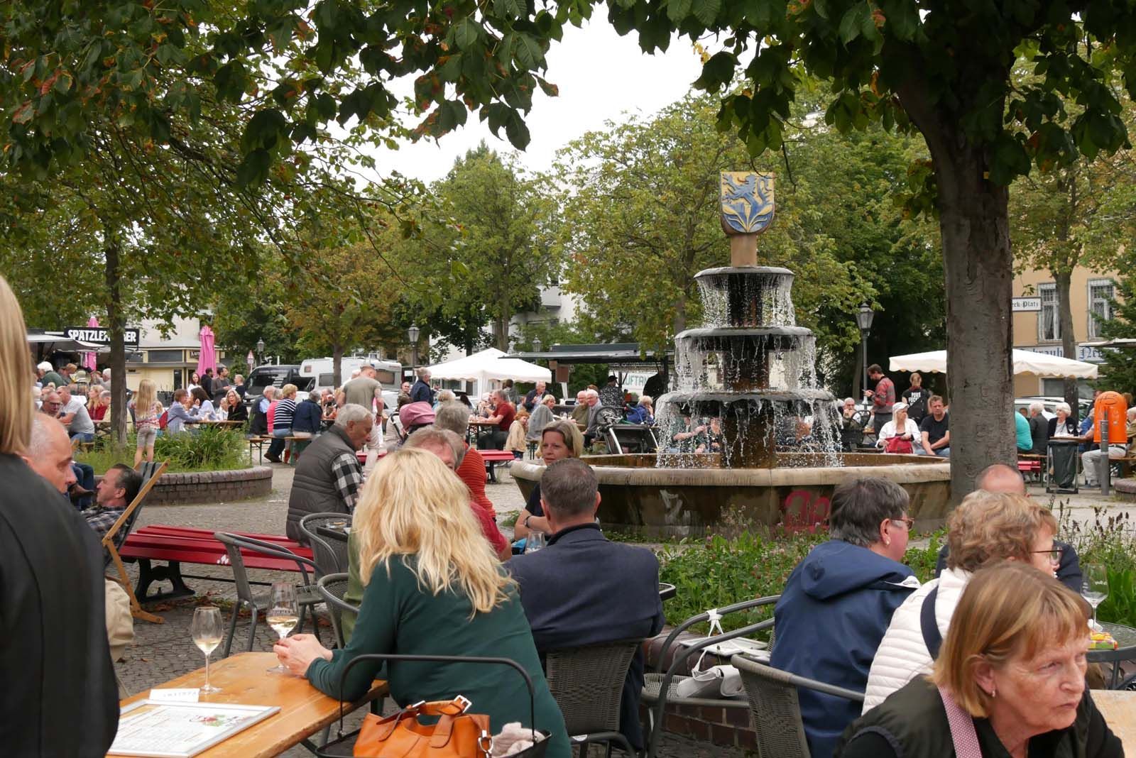 Stella Ahangi Weitere Gäste beim ersten Weinbrunnen am Ludwig-Beck-Platz
