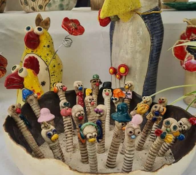 Seltsam witzige Wattwürmer schießen aus dem sandigen Boden. Sie sind aus Keramik. Fast scheint es, als hätten sie Karnevalshüte auf dem Kopf - eine wahrlich illustre Gesellschaft!