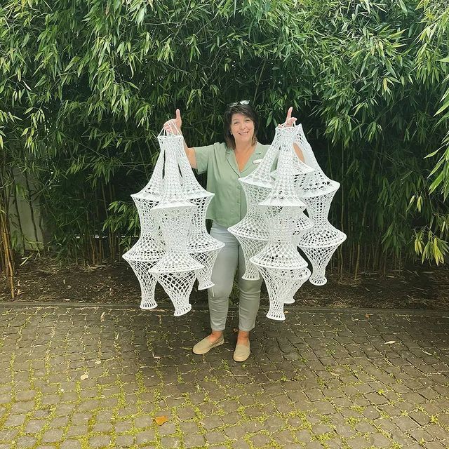 Ein Himmel voller schöner Lampenschirme von Christiane Schröder Christiane Schröder im grünen Outfit und den schönen weißen Lampenschirmen als Kontrast.