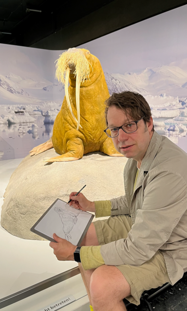Gerhard Peterich beim Zeichnen eines Walrosses