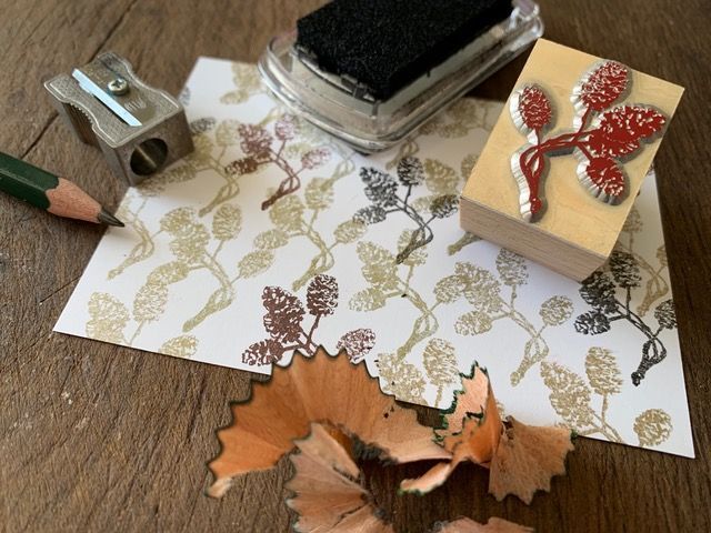 Gerhard Peterichs Werktisch mit Stempel und Stempelkissen. Das Motiv? Herbstliche Ornamente.