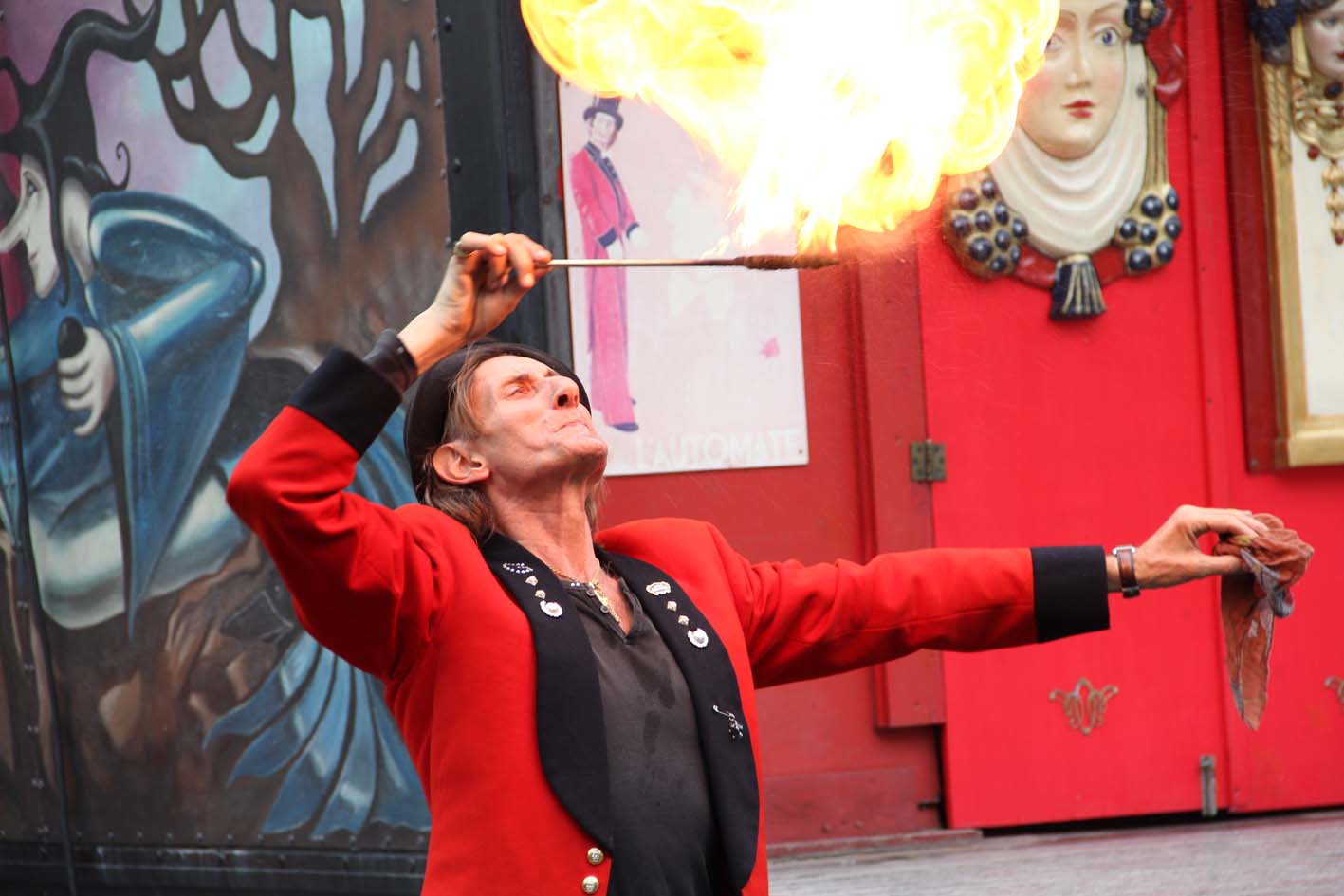 Gilbert der feuerspeiende Saltimbanque du Paradis Im Feuerspeien ganz groß! Im Vorprogramm lässt Gilbert, le Saltimbanque du Paradis, Flohdame Fifine waghalsige Sprünge vollführen. Doch sie ist Meisterin ihres Fachs. Ihr werdet sehen!