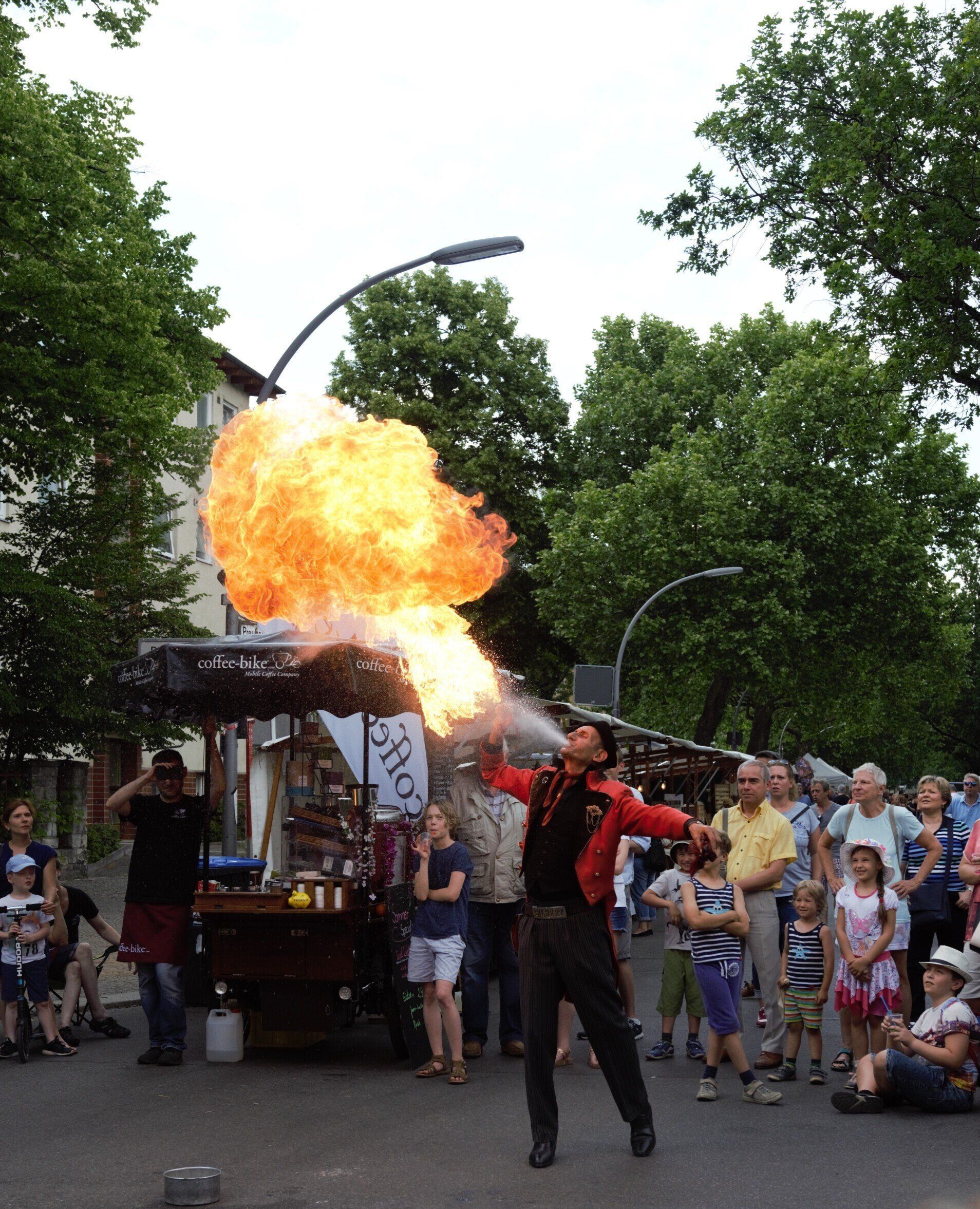 Gilbert beim Feuerspucken