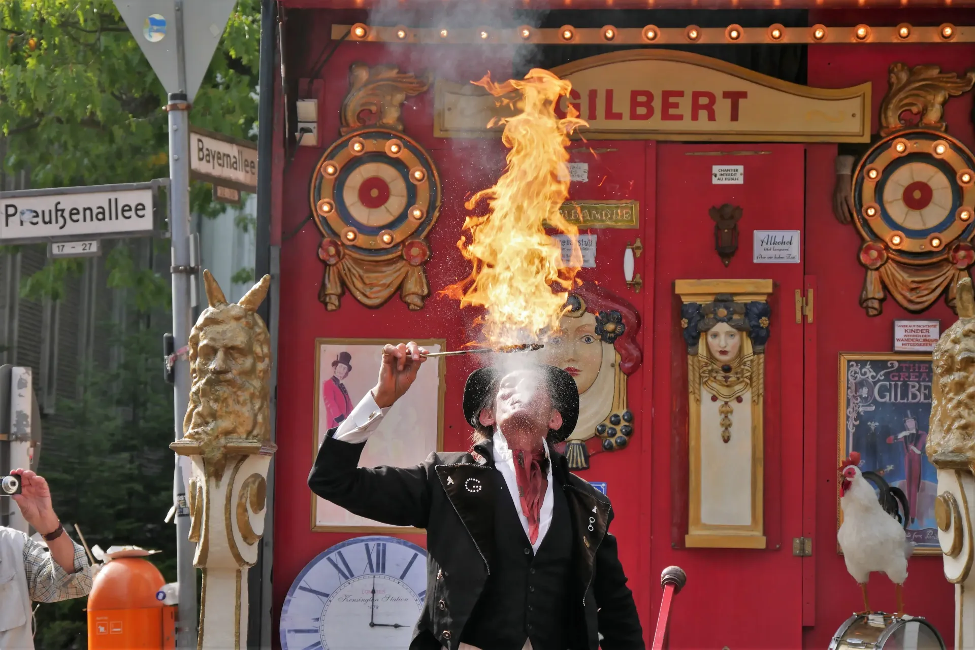 Straßenkünstler Gilbert spuckt Feuer beim Wein- und Winzerfest Lichtenrade in Berlin