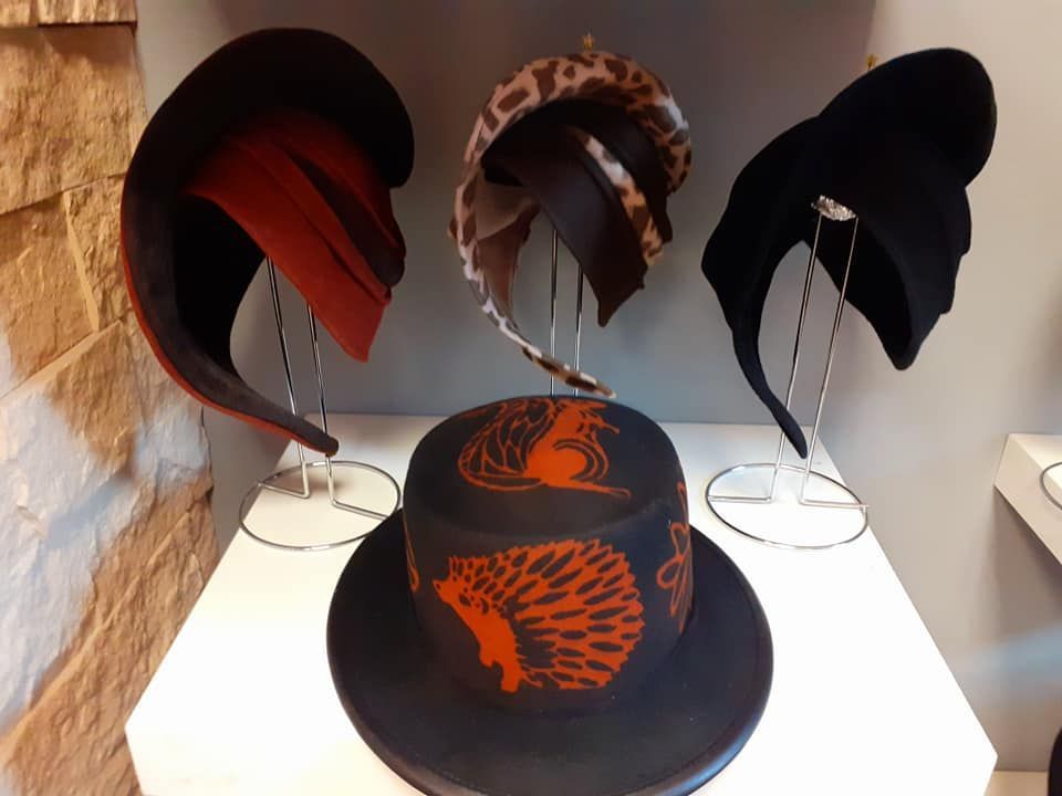 Carlos Klein: verschiedene Hüte im Stil der 20er Jahre plus Zylinder (Eichhörnchen und Igel auf dem zylinderförmigem Hut).