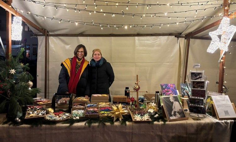 Helena Hamann Decorative Art Helena Hamann bei Weihnachten in Westend mit Weihnachtssternen aus Metallic Paper