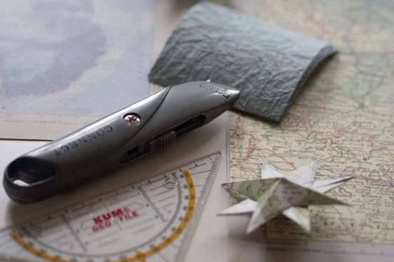 Helena Hamanns Decorative Art Helena Hamann arbeitet mit Geodreieck, Teppichmesser und Schere sowie einer Falttechnik, wie nur Helena sie kann.