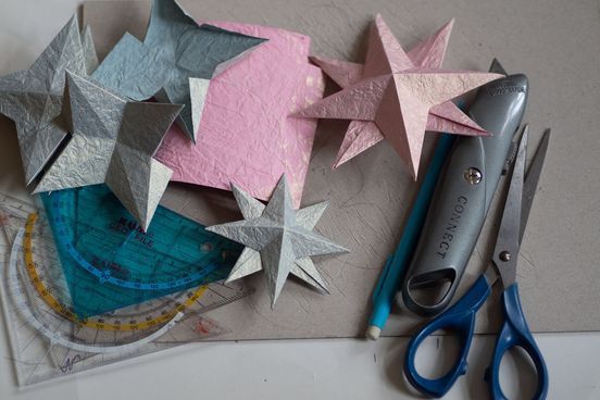 Die Sterne fertigt Helena Hamann aus metallischem Papier.