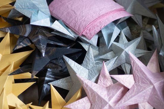 Für ihre Sterne nutzt Helena Hamann rosafarbenes, fröhliches Grau oder dunkles Blau.