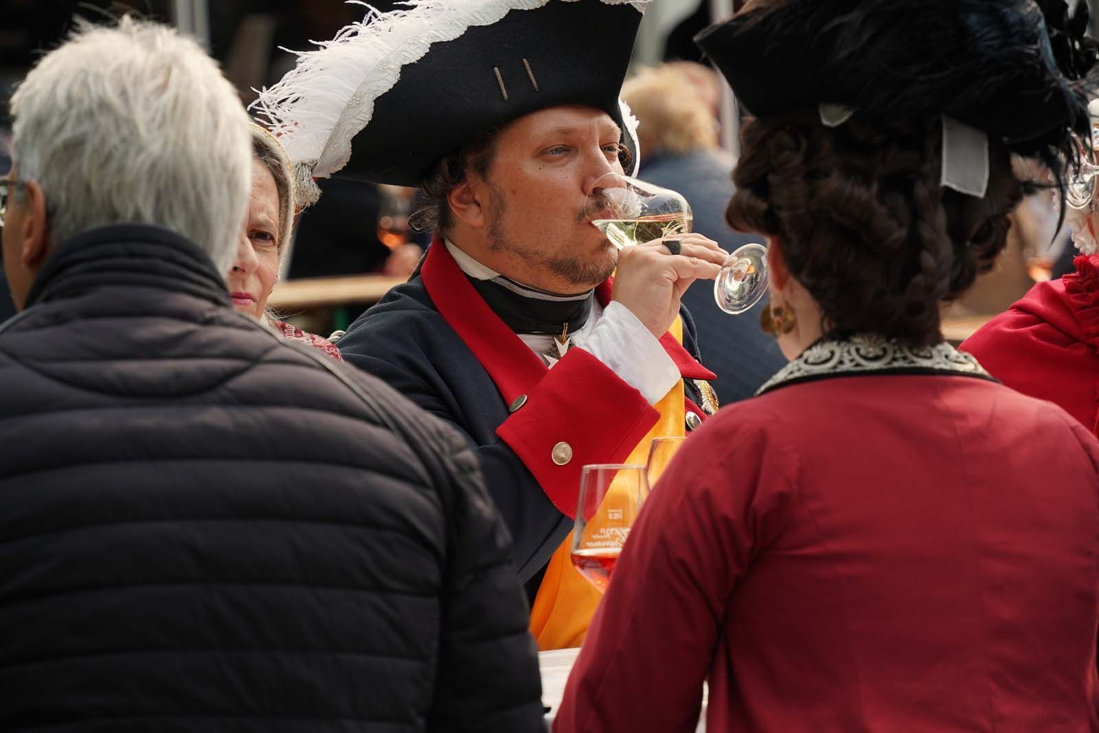 Prinz Ferdinand von Preußen alias Alexander Feller hebt würdevoll das Glas – in preußischer Uniform mit Federnhut, beobachtet bei WeinPfingsten