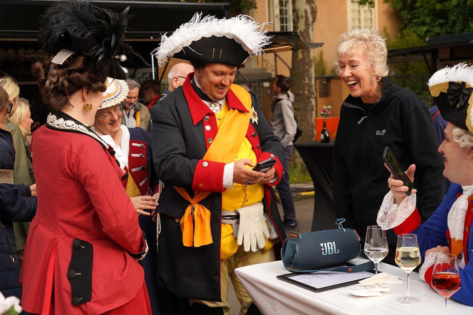 Die Höfische Gesellschaft bereitet sich mit Musikbox und guter Laune auf ihre Tänze beim Wein- und Winzerfest Westend vor