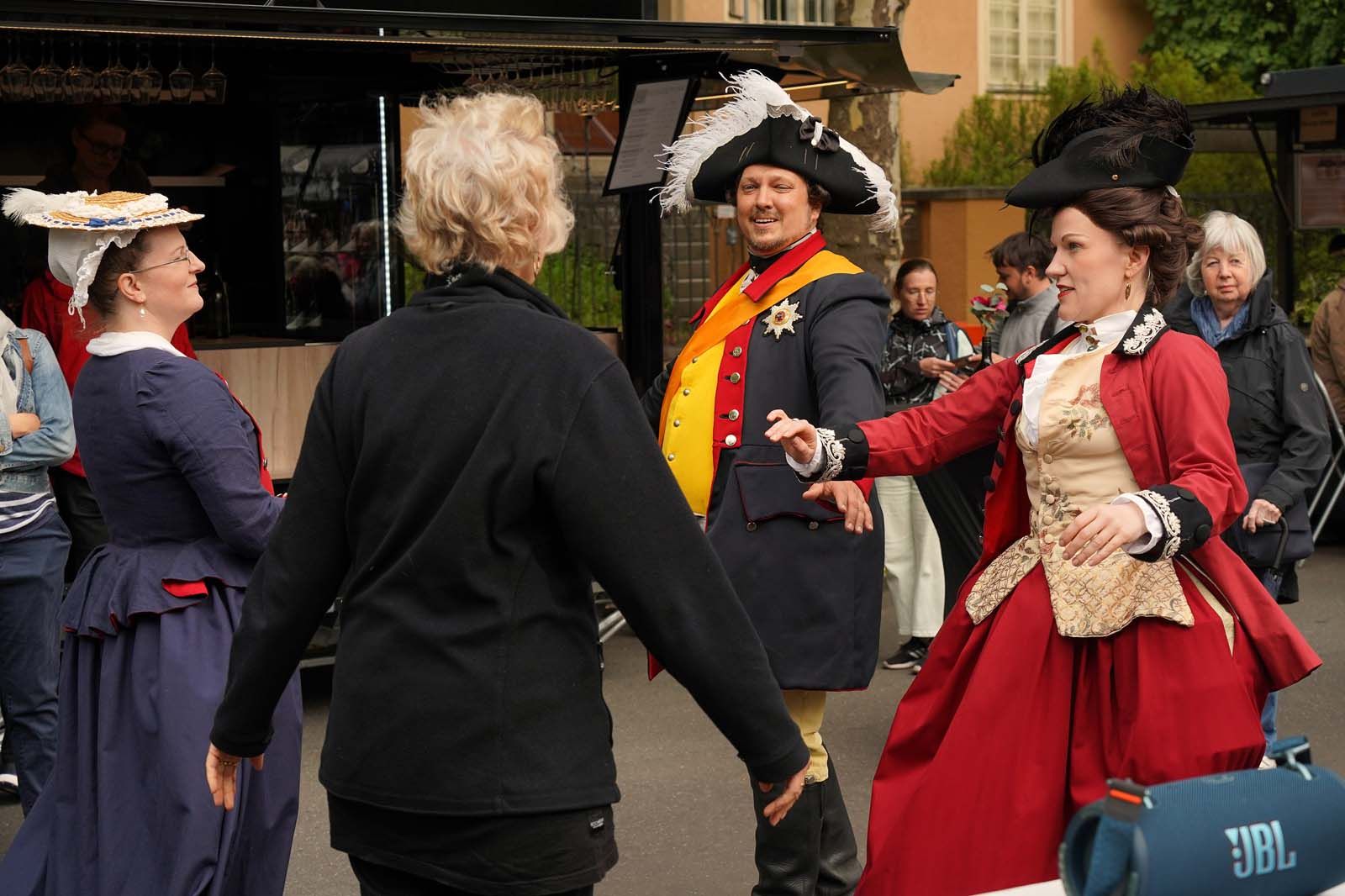 Höfischer Tanz mit Partnerwechsel im Kreis – die Herren führen ihre Partnerinnen weiter, bis sie wieder vereint sind