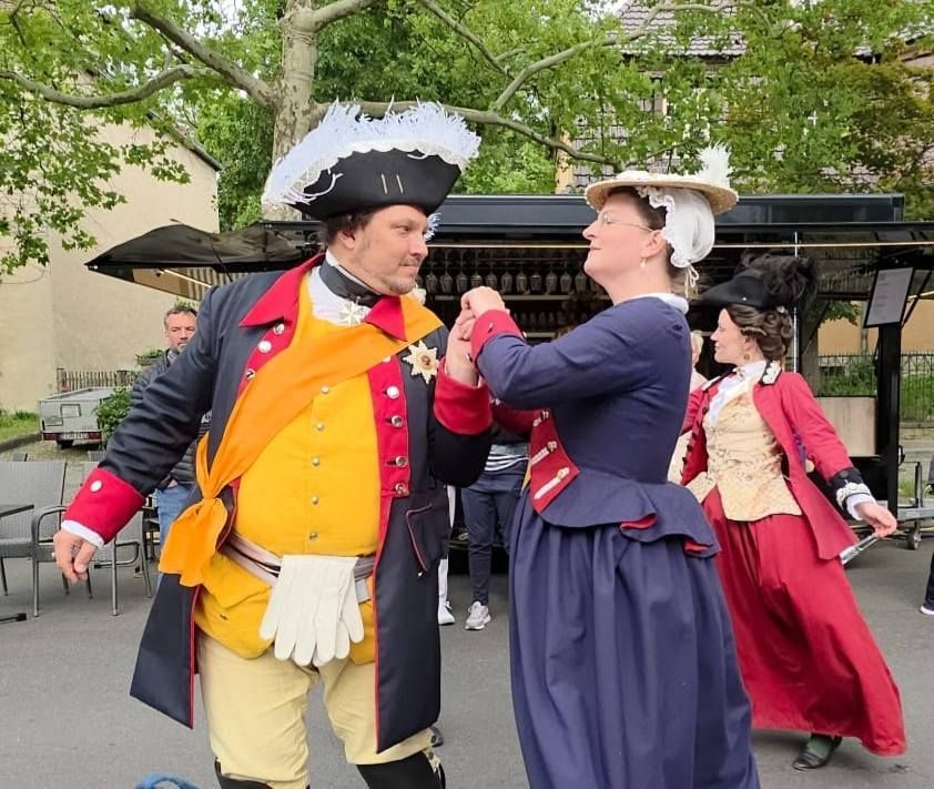 Zärtliche Blicke und höfische Gesten beim Paartanz – werbend und verspielt beim Wein- und Winzerfest Westend 2025