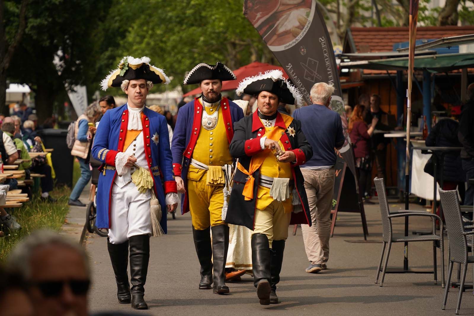 Die Herren Festlich gekleidete Höfische Gesellschaft beim Einzug zum Wein- und Winzerfest 2025 in Lichtenrade