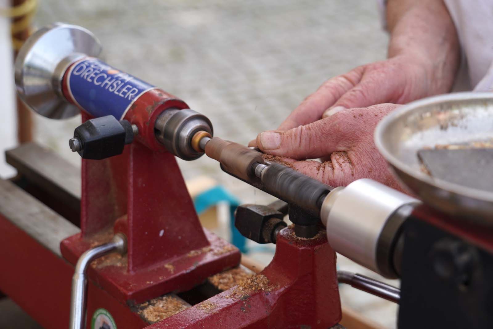 Wir stellen Arbeiten so zusammen, dass sie sich gegenseitig gut tun. Drechselkünstler Möhlenbeck bei der Vorführung am Stand. bei