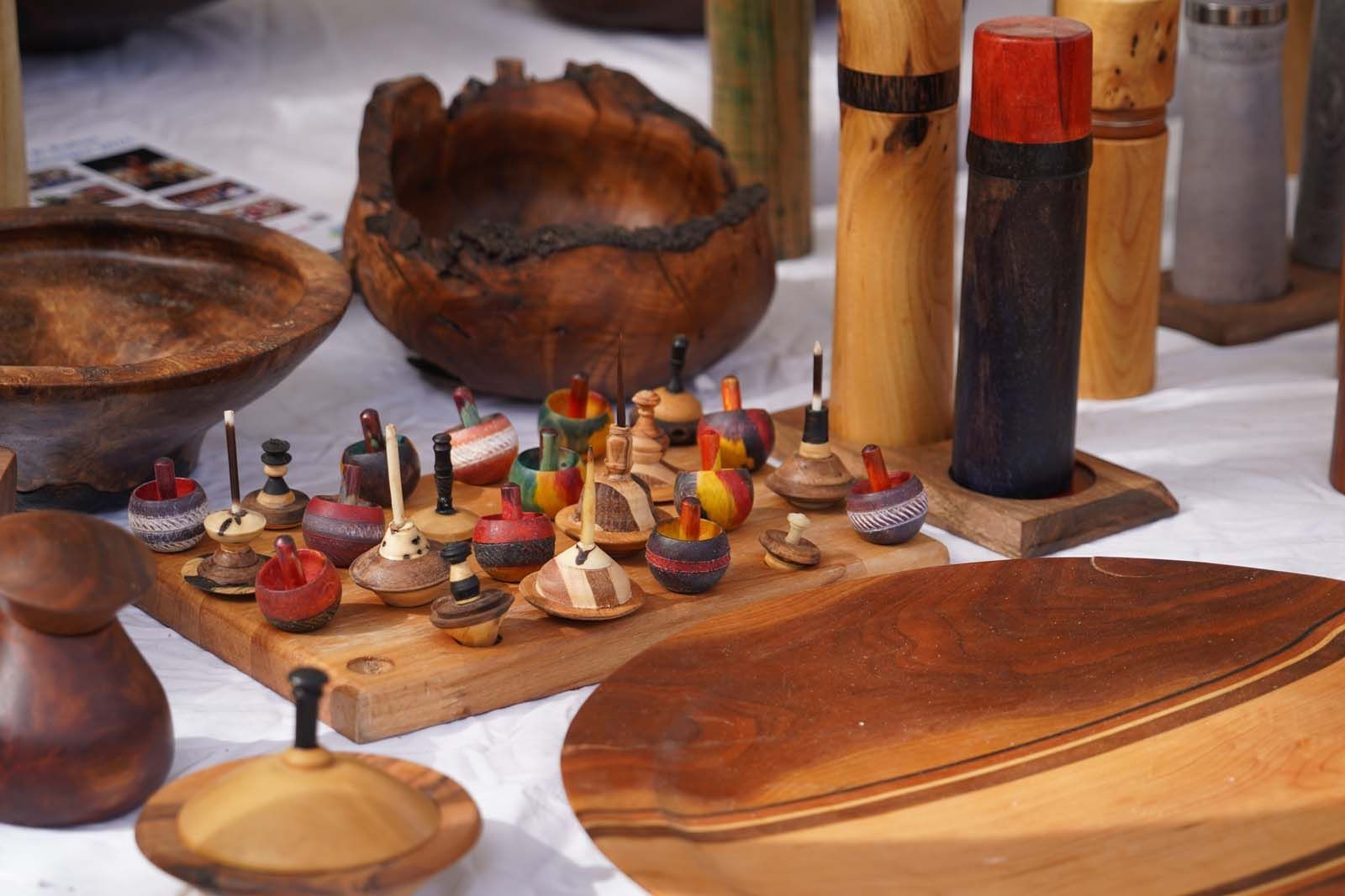 Holzkunst am See - Eckart Eckart Möhlenbeck Holzkunst am See bei den Europäischen Tagen des Kunsthandwerks auf dem Ludwig-Beck-Platz: Kreisel, Schalen aus Naturholz, Gewürzmühlen etc.