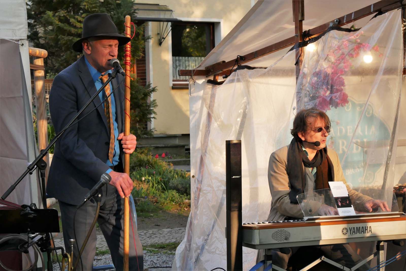 Huub Dutch Duo beim 1. Wein- und Winzerfest Westend - Pfingsten in der Preußenallee. Wir erwarten das Duo am 27. und 28. Mai 2023! Huub Dutch Duo beim 1. Wein- und Winzerfest Westend - Pfingsten in der Preußenallee. Wir erwarten das Duo am 27. und 28. Mai 2023!