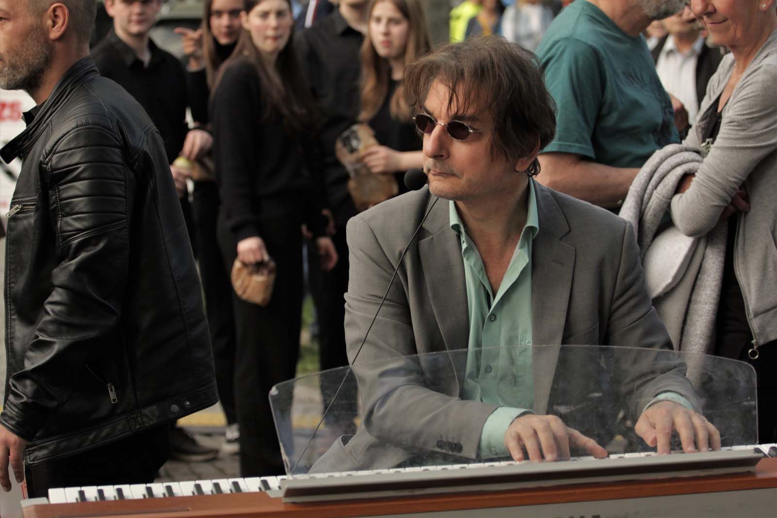 Chris spielt am Keyboard, während Huub am Wäscheleinophon sein gekonntes Unwesen treibt!