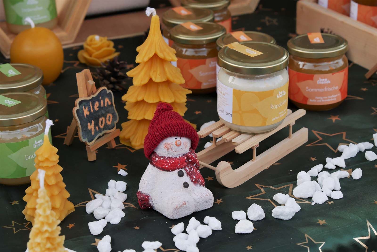 Jahr für Jahr ändert Olaf Schwerdtfeger Präsentation seiner Honige. Es wird nie langweilig.