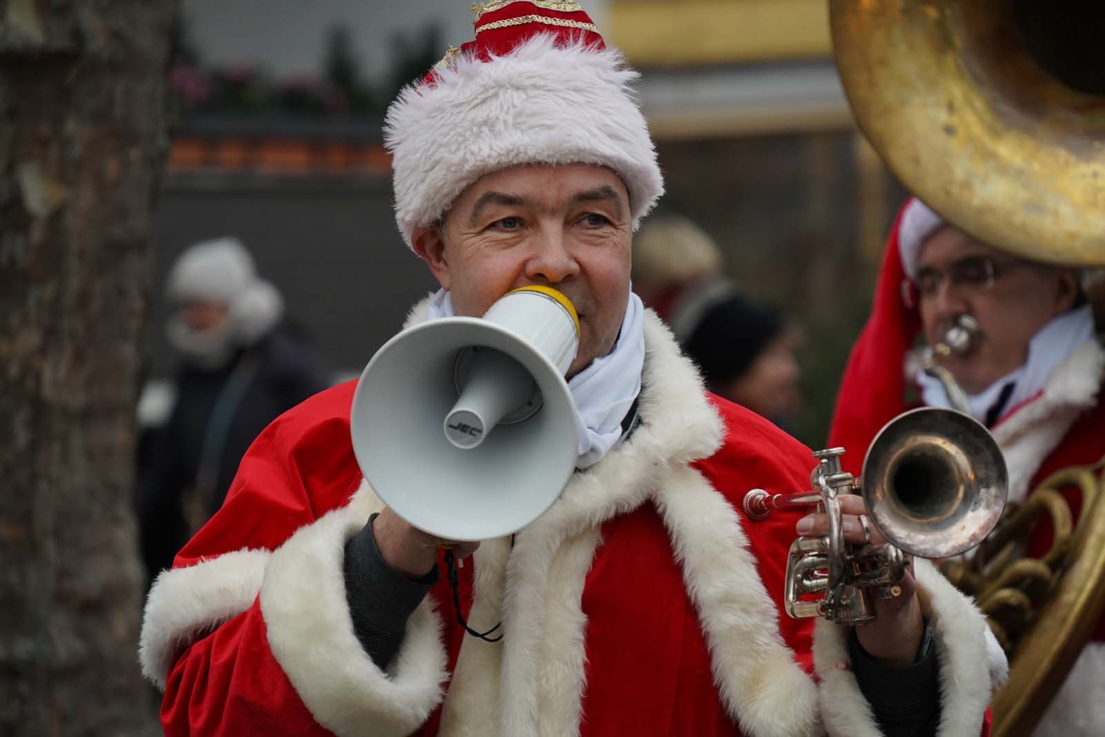 Die Jazznikoläuse bei Weihnachten in Westend Musiker der Jazznikoläuse im Weihnachtsmannkostüm mit Megafon und Trompete bei Weihnachten in Westend