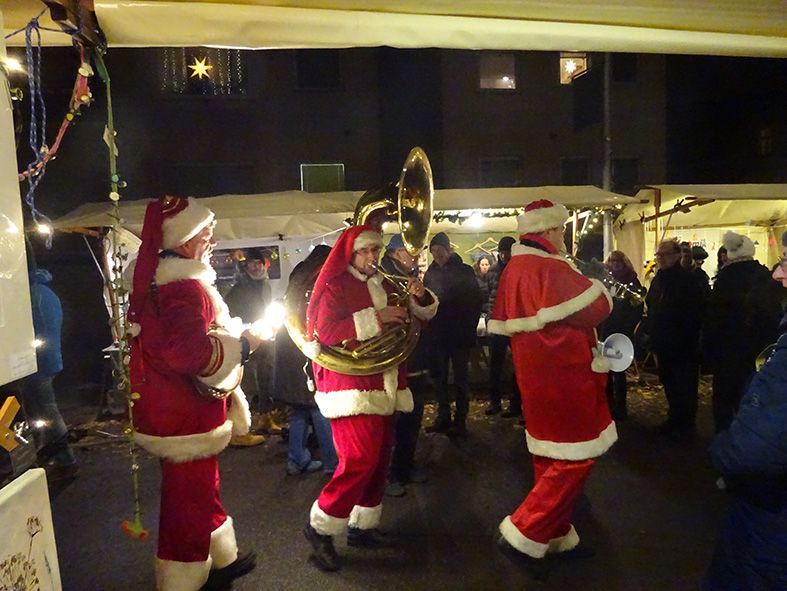 Mit Banjo, Trompete und Tuba sind die Jazz-Nikoläuse eine bekannte Größe bei Weihnachten in Westend.