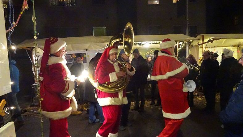 Die Jazz-Nikoläuse Großartige Stimmung bis in die Abendstunden mit den Jazz-Nikoläusen beim Weihnachtsmarkt in Charlottenburg-Westend.