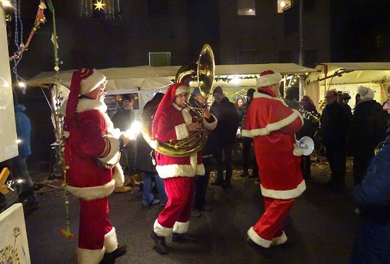 WEINachten am Ludwig-Beck-Platz Abendliche Stimmung: die Jazznikoläuse unterwegs bei WEINachten am Ludwig-Beck-Platz